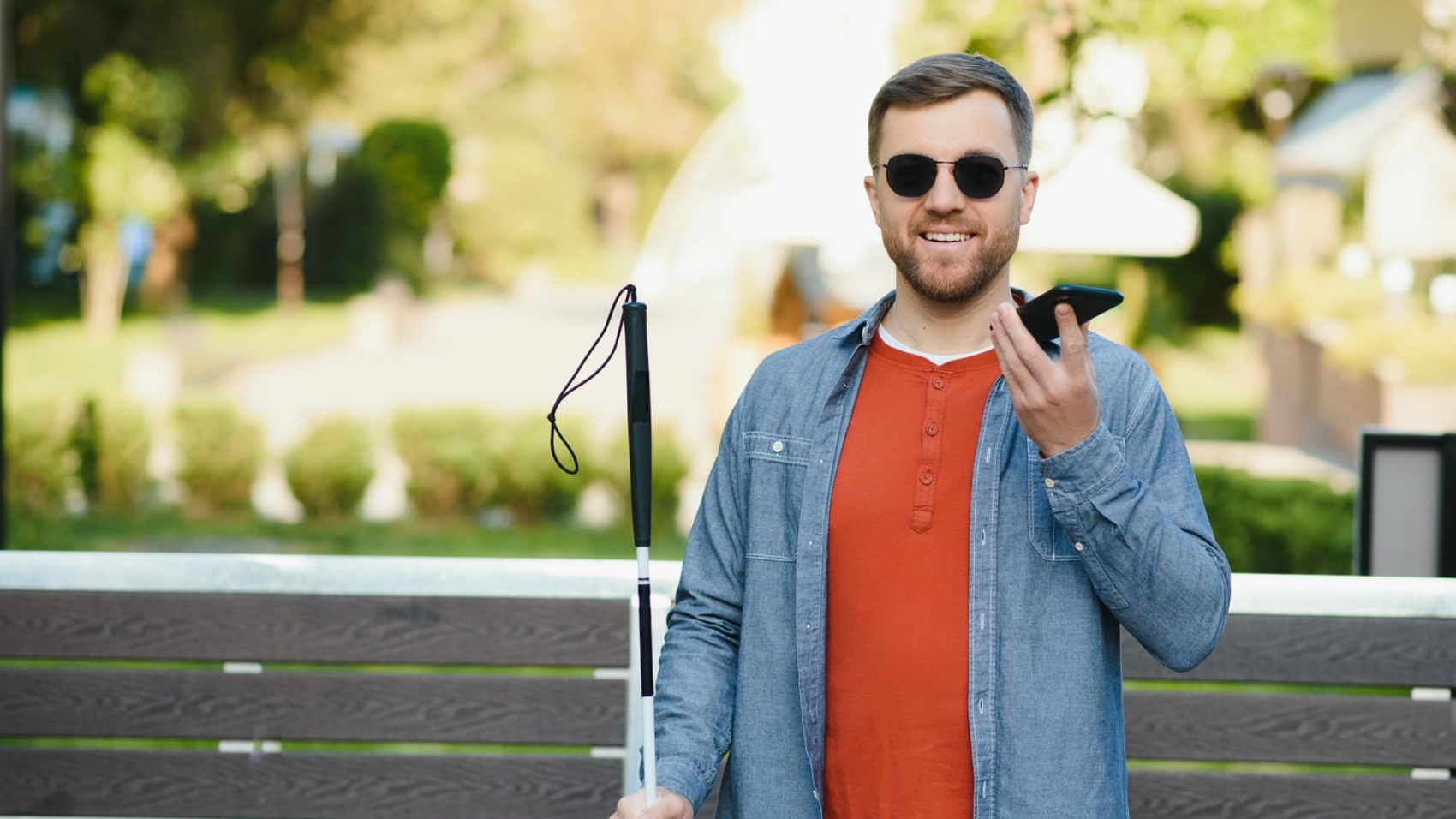 Niewidoma osoba korzysta z telefonu z WCAG 2.2