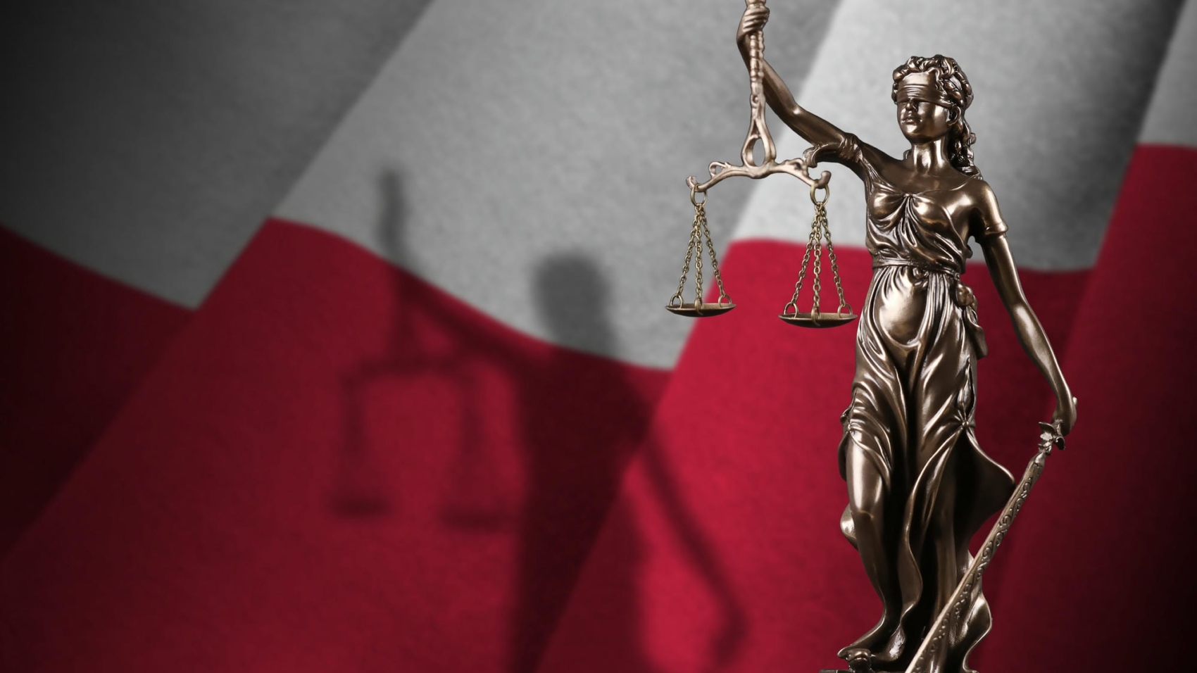 Ustawa o Dostępności w Polsce, symbol prawa na tle flagi.