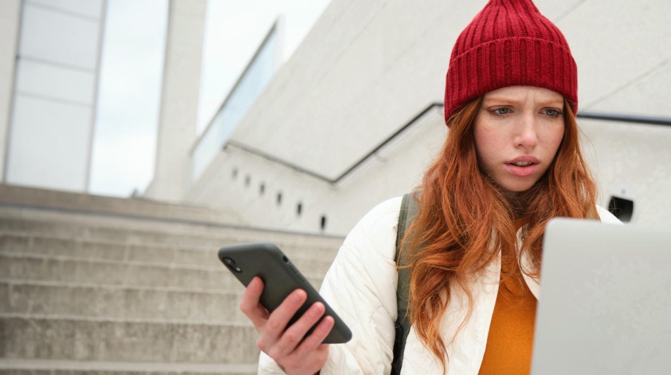 Obraz przedstawia osobę, która zorientowała się, że dostępność cyfrowa kontrole i kary dotyczy jej firmy